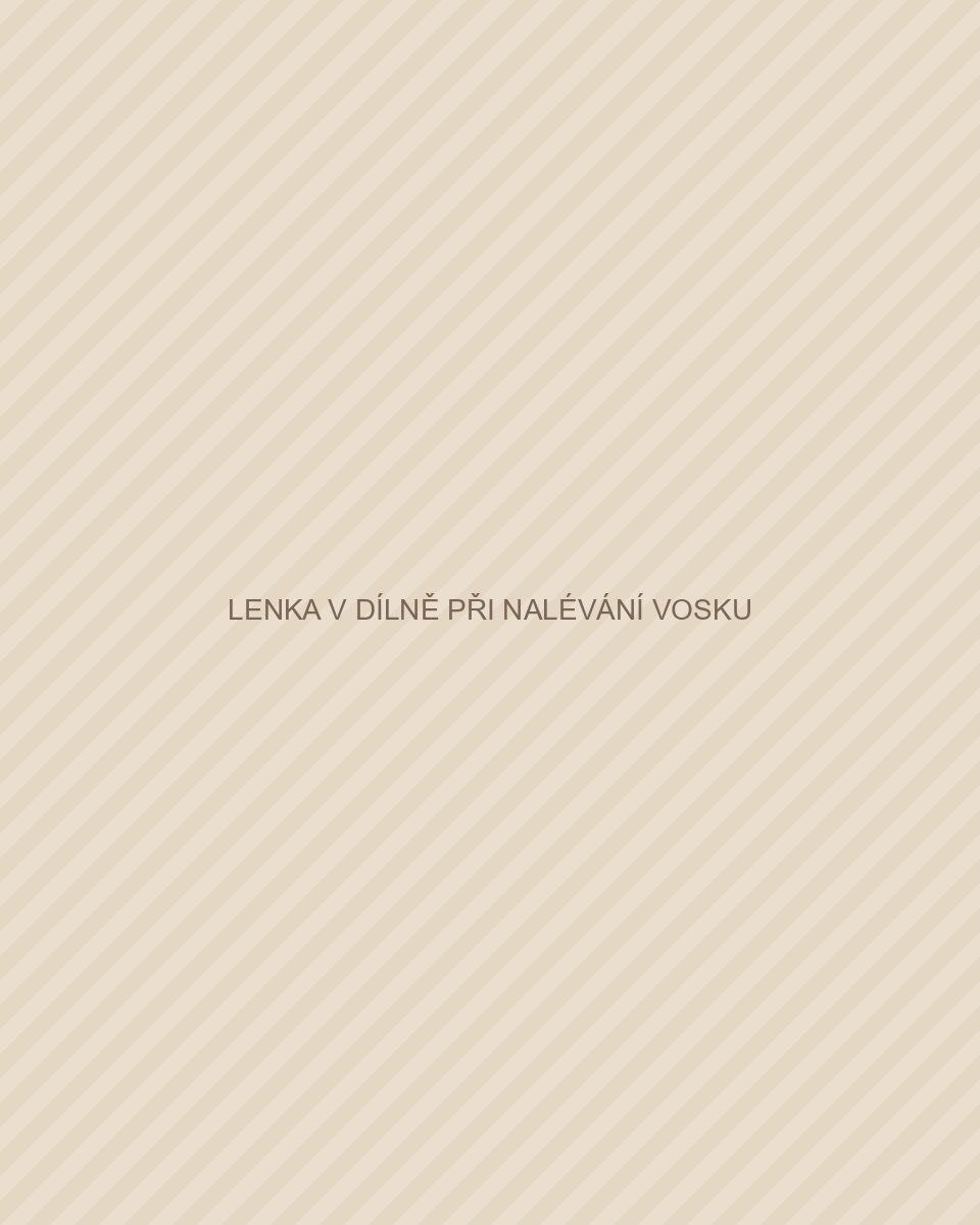 Lenka v dílně při nalévání vosku
