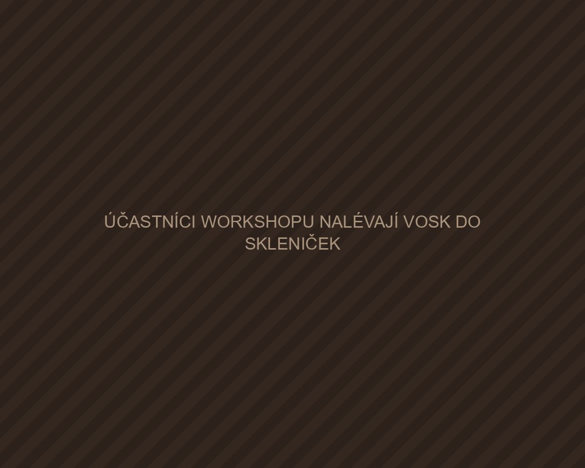 Účastníci workshopu nalévají vosk do skleniček