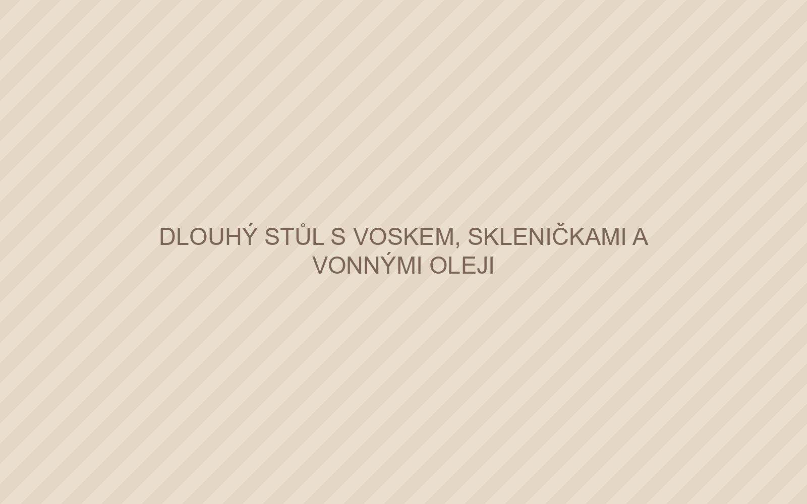 Dlouhý stůl s voskem, skleničkami a vonnými oleji